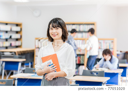 Female college student walking in the classroom Photographing cooperation: Japanese language school attached to Chuo Institute of Technology 77051020