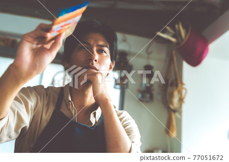 Painter's studio 77051672