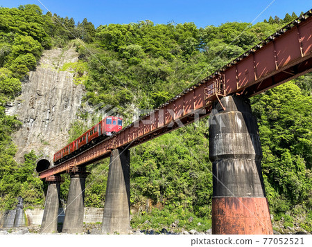 Iwato scenery Hyakueda iron bridge and red train 77052521