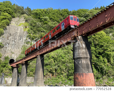岩戶風景百枝鐵橋和紅色火車 77052528
