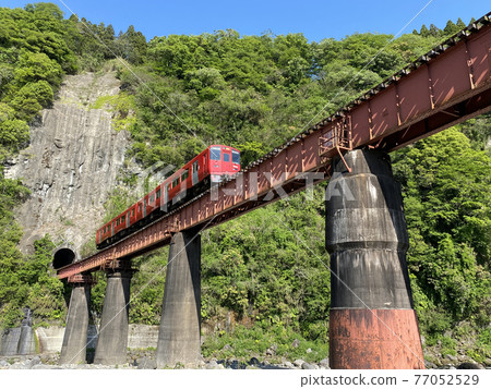 岩戶風景百枝鐵橋和紅色火車 77052529