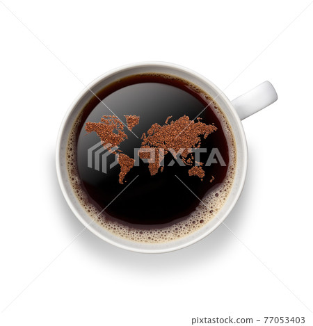 由漂浮在杯子中的咖啡豆製成的世界地圖 77053403