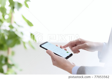 處理智能手機手的商人 處理智能手機手的商人 77053562