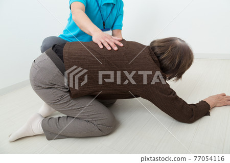 倒下的老人和護理人員 倒下的老人和護理人員 77054116