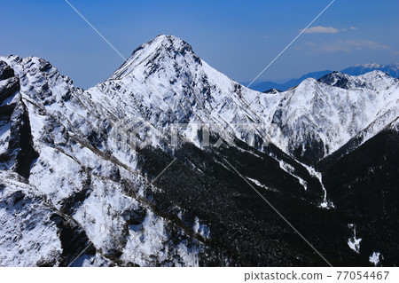 日本山梨縣北斗市八嶽山脈(赤岳)的山頂,還有余雪 日本山梨縣北斗市八嶽山脈(赤岳)的山頂,還有余雪 77054467