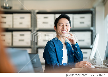 Man working in the office 77054614