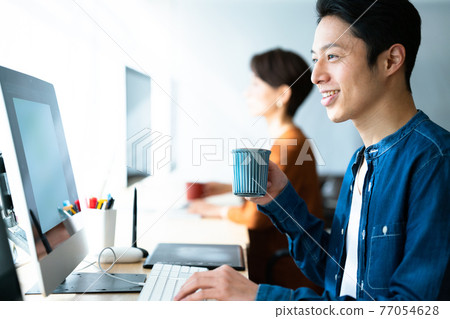 在辦公室喝咖啡的男人 77054628