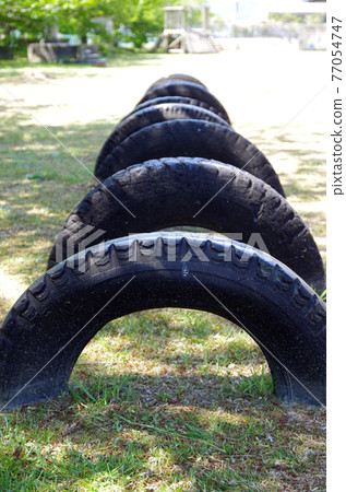 帶輪胎跳馬箱的風景 帶輪胎跳馬箱的風景 77054747