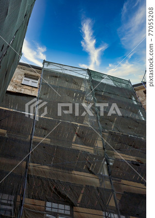 Multi storey residential building in scaffolding, overhaul Multi storey residential building in scaffolding, overhaul 77055208
