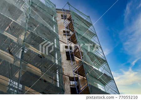 Multi storey residential building in scaffolding, overhaul Multi storey residential building in scaffolding, overhaul 77055210