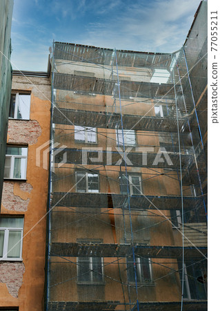 Multi storey residential building in scaffolding, overhaul Multi storey residential building in scaffolding, overhaul 77055211