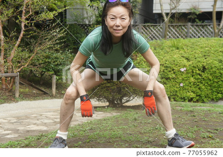 Healthy tall woman to stretch 77055962