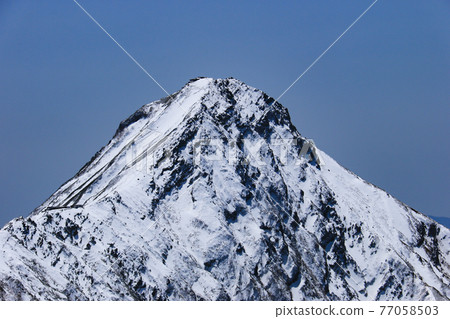 日本山梨縣北斗市八嶽山脈(赤岳)的山頂,還有余雪 日本山梨縣北斗市八嶽山脈(赤岳)的山頂,還有余雪 77058503
