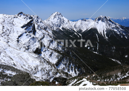 從碘嶽山頂到積雪殘雪的八嶽山脈(橫嶽山、赤嶽山、八嶽山) 從碘嶽山頂到積雪殘雪的八嶽山脈(橫嶽山、赤嶽山、八嶽山) 77058508