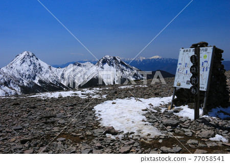 日本山梨縣北斗市有殘雪的八嶽山脈八嶽山山頂風景 77058541