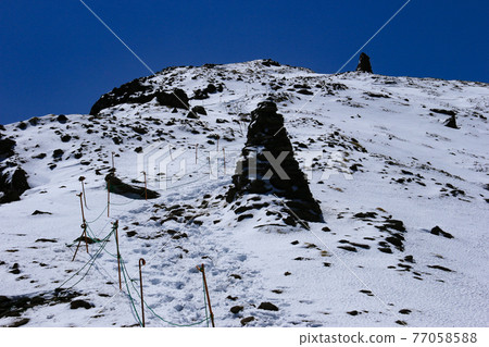 日本山梨縣北斗市殘雪八嶽山脈八嶽山山頂之路 77058588