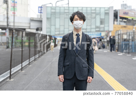 一個 30 歲出頭的戴著面具的男人的肖像 77058840