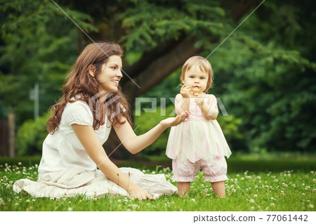 Mother and little daughter in the park 77061442