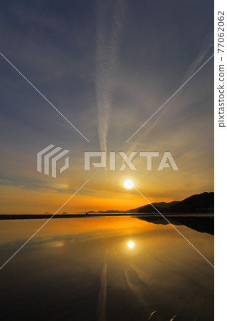 Sunset and reflection on Shinmaiko coast 77062062