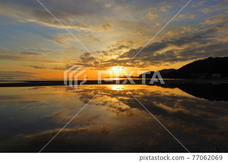 Sunset and reflection on Shinmaiko coast Sunset and reflection on Shinmaiko coast 77062069