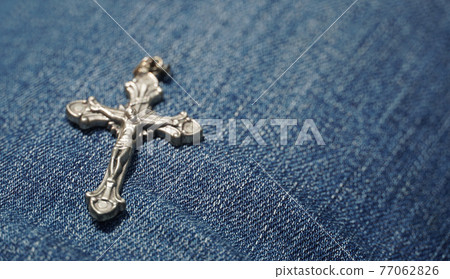 I made a cross on top of a pair of jeans. 77062826