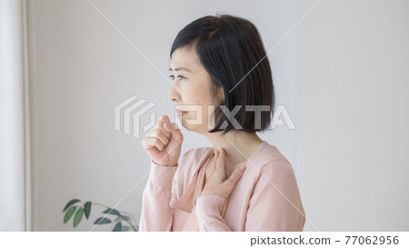 有喉嚨痛和咳嗽的資深婦女 有喉嚨痛和咳嗽的資深婦女 77062956