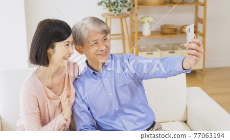 中年夫婦視頻通話 77063194