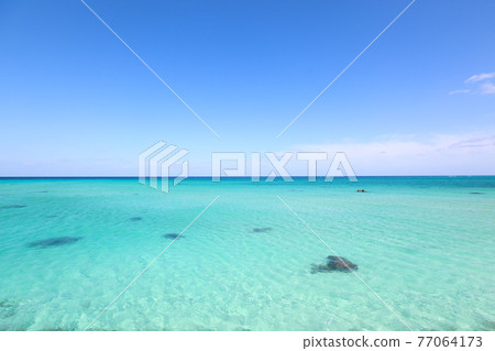 Emerald green sea 77064173