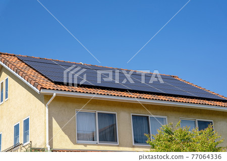 帶太陽能電池板的房子 77064336