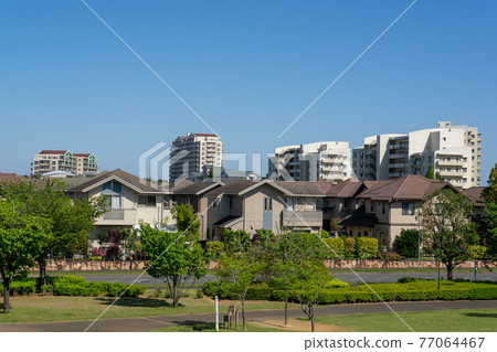 綠色公園附近的住宅區 77064467