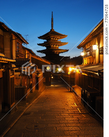 Kyoto Magic Hour Yasaka Tower 77064728