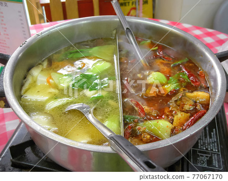 Chinese food hot pot two-color hot pot 77067170