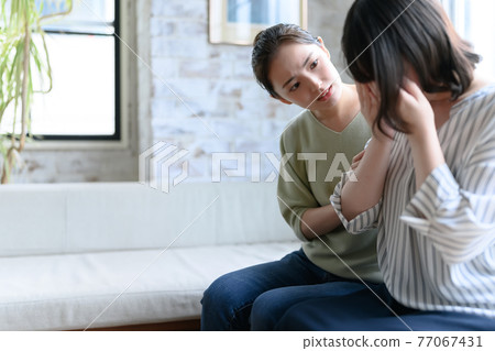哭泣的女人和她的朋友 77067431