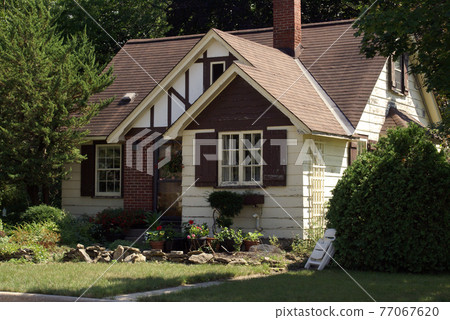 Lovely Small House 77067620