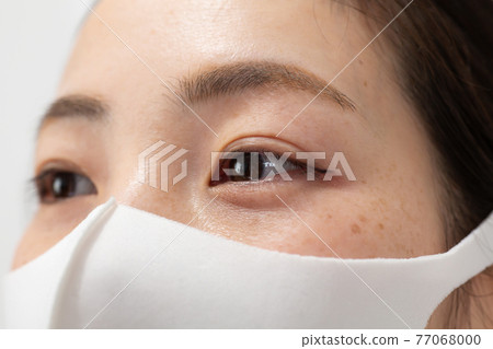 Eye up young woman Eye up young woman 77068000