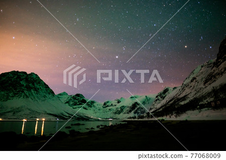 Aurora show starting from now on 77068009