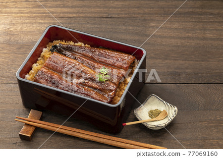 木紋桌上閃亮的鰻魚 木紋桌上閃亮的鰻魚 77069160