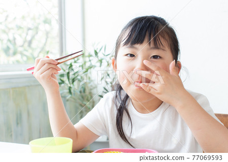 Children who eat lunches Children who eat lunches 77069593