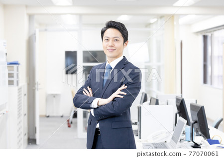 雙臂交叉的男性上班族 77070061
