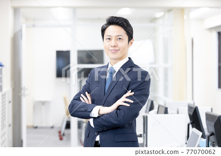 雙臂交叉的男性上班族 77070062