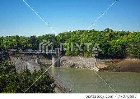 山上水庫進水塔,乾旱的新鮮綠色村莊,多摩湖,東京的一個水箱 山上水庫進水塔,乾旱的新鮮綠色村莊,多摩湖,東京的一個水箱 77070683