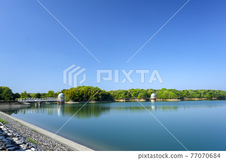 晴空無雲，翠綠多摩湖取水塔 77070684