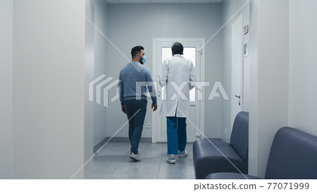 Doctor explaining diagnosis to patient in hospital Doctor explaining diagnosis to patient in hospital 77071999