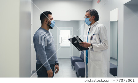 Doctor explaining diagnosis to patient in hospital Doctor explaining diagnosis to patient in hospital 77072001