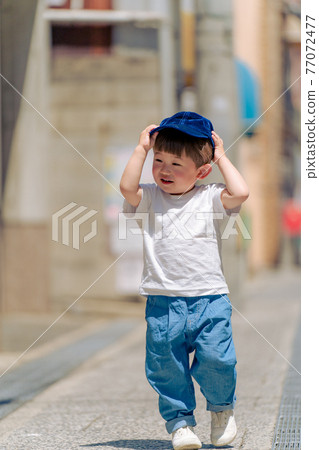 Boy (1 person, whole body, portrait) Boy (1 person, whole body, portrait) 77072477