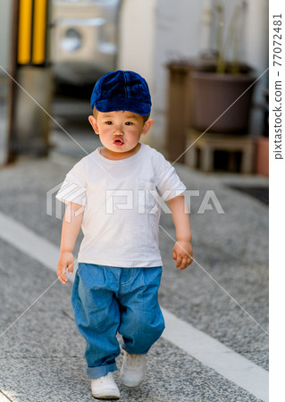 Boy (1 person, whole body, portrait) 77072481