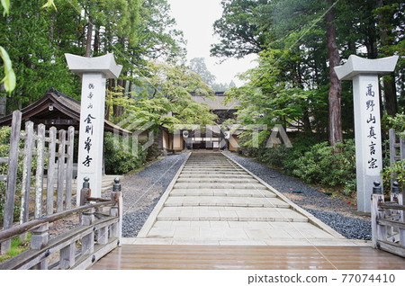 從春天到初夏的高野山金剛峰寺正門 77074410
