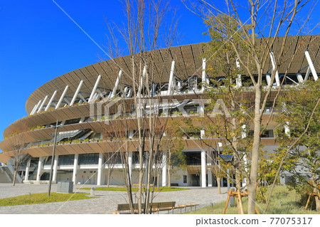 [東京]新國家體育場在晴朗的天氣 77075317
