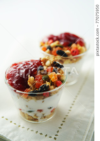 Fruit granola and yogurt with strawberry jam 77075950
