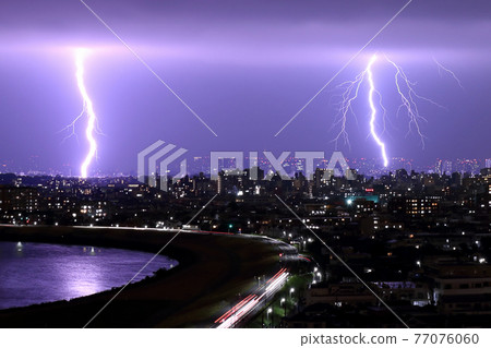 The surface of the river where two thunders are falling is shining 77076060